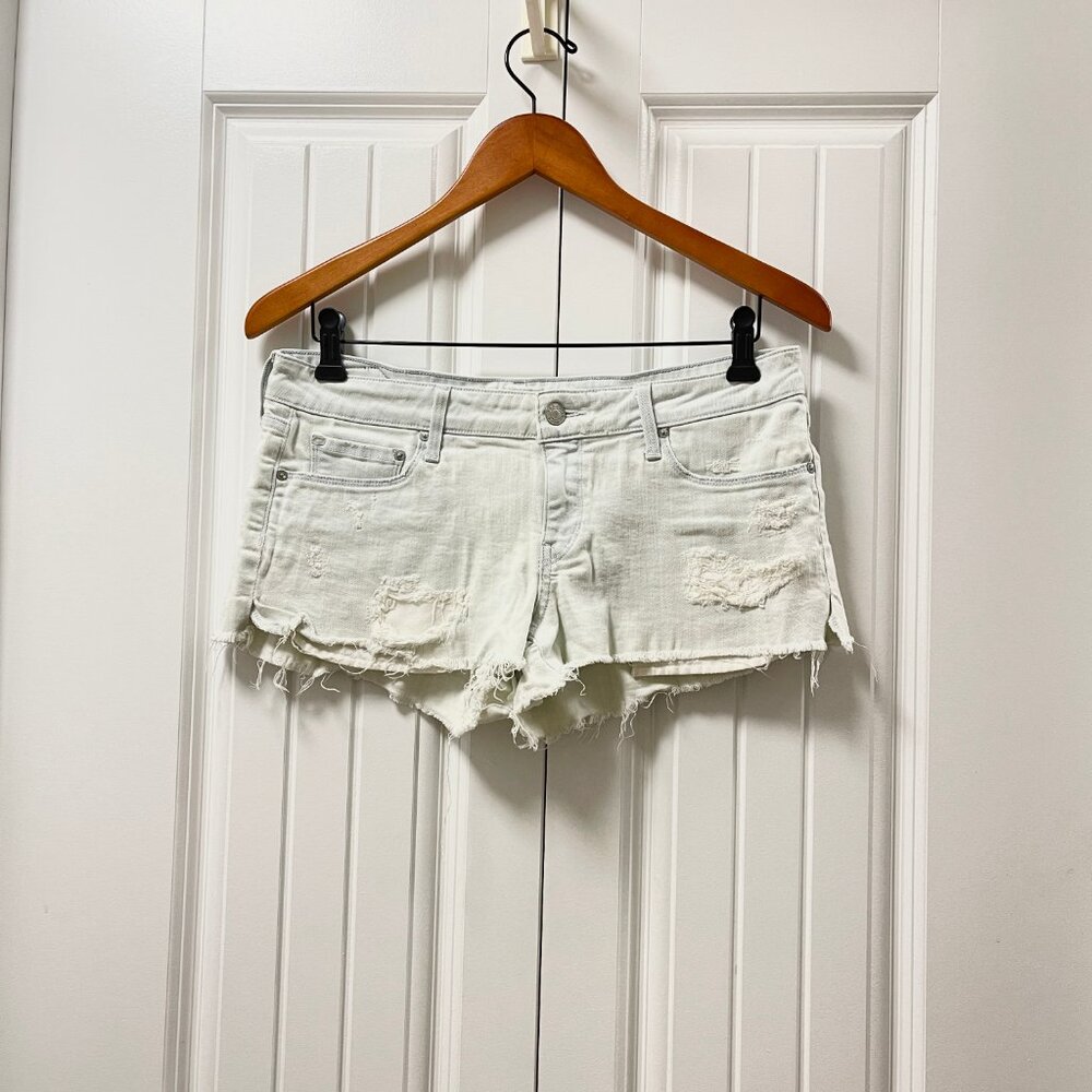 Aritzia Paradise Mine Bleached Denim Low-Rise Cutoff Shorts - US 28